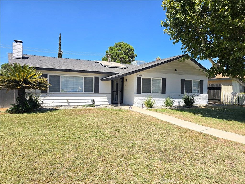 Backyard, Exterior, Facade, Ranch