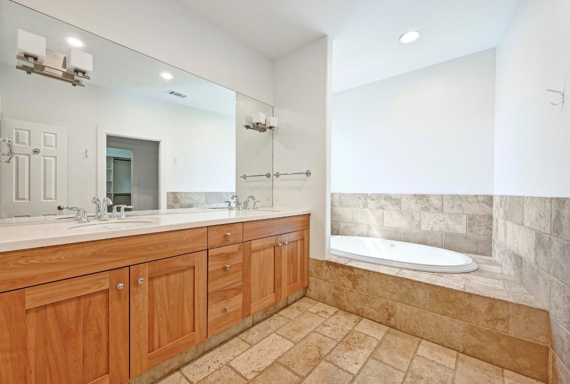 Bathroom, Dual Sink Vanities, Interior, Recessed Lighting