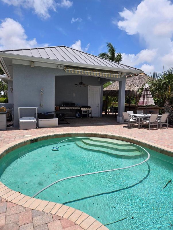 Exterior, Pool