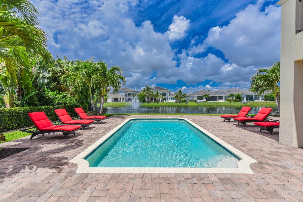 Exterior, Pool, Water