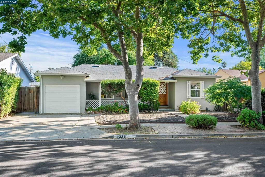 Attached, Exterior, Facade, Ranch