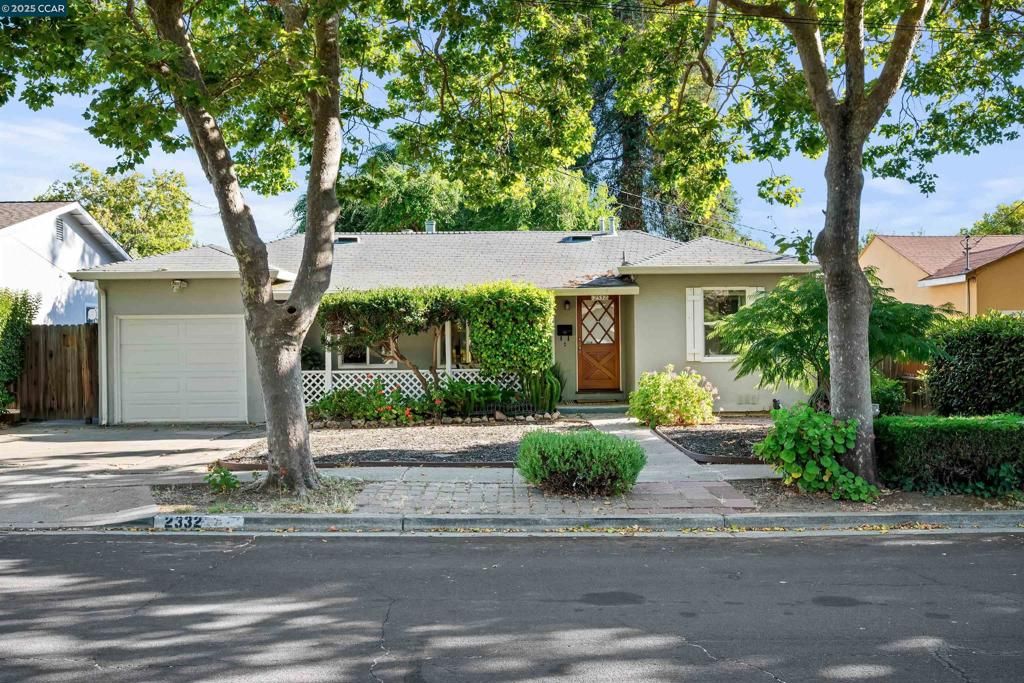 Attached, Exterior, Facade, Ranch