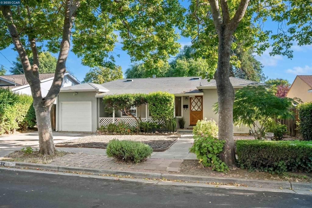 Attached, Exterior, Facade, Ranch