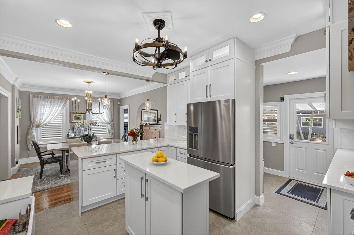 Chandelier, Dining room, Interior, Kitchen, Pendant Lights, Recessed Lighting, Stainless Steel Appliances, Wood Texture Flooring