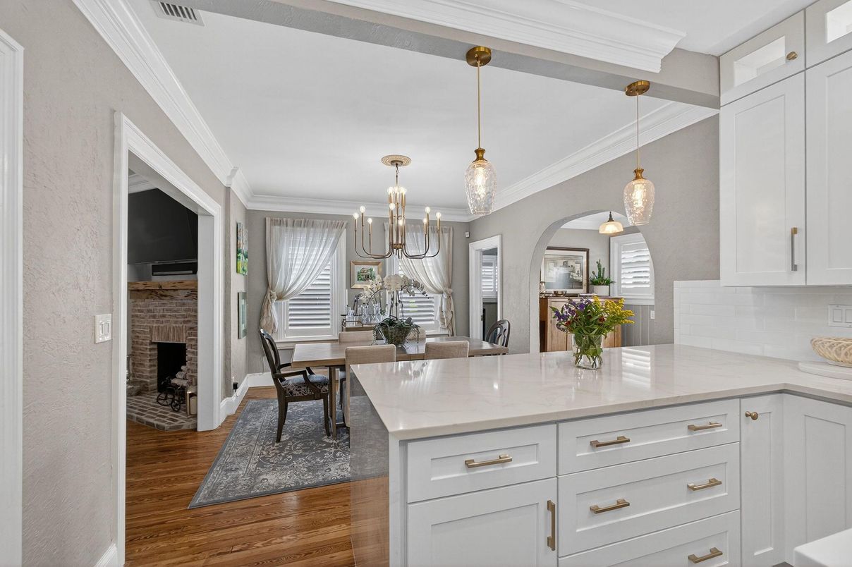 Chandelier, Dining room, Fireplace, Interior, Pendant Lights, Wood Texture Flooring
