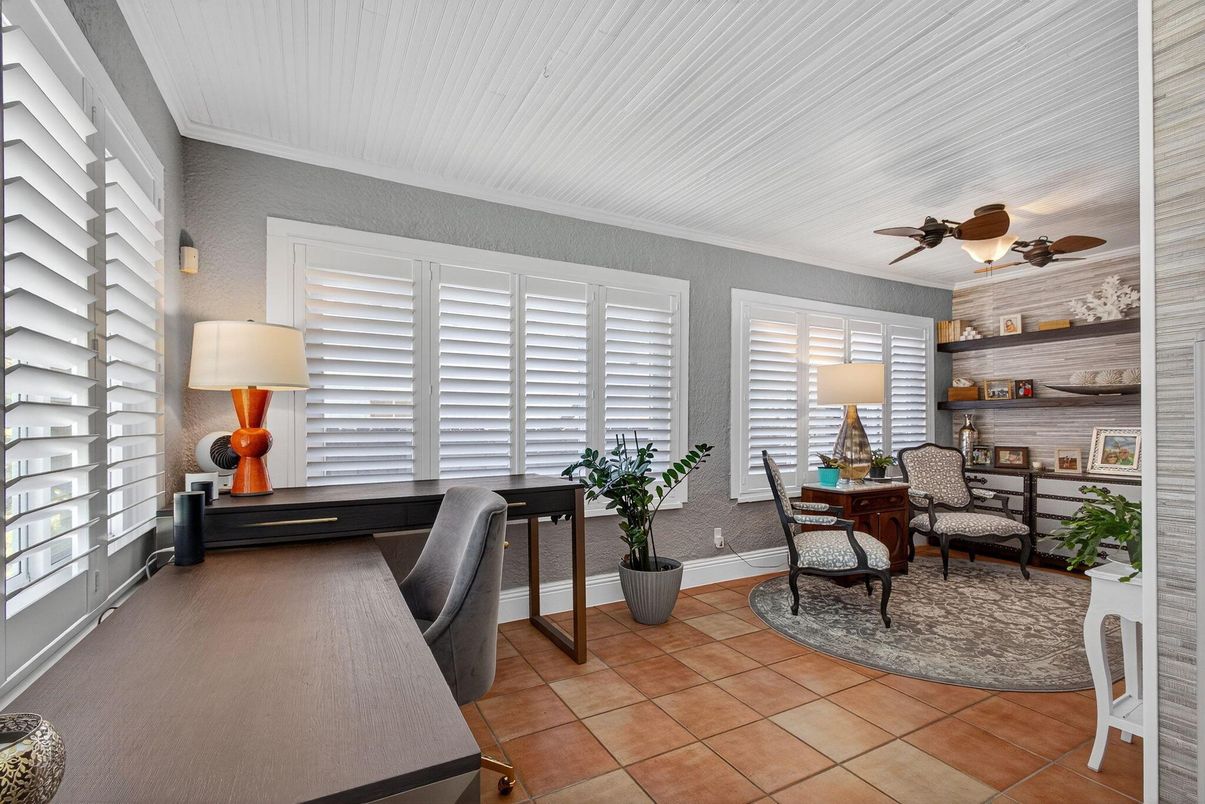 Home Office, Interior