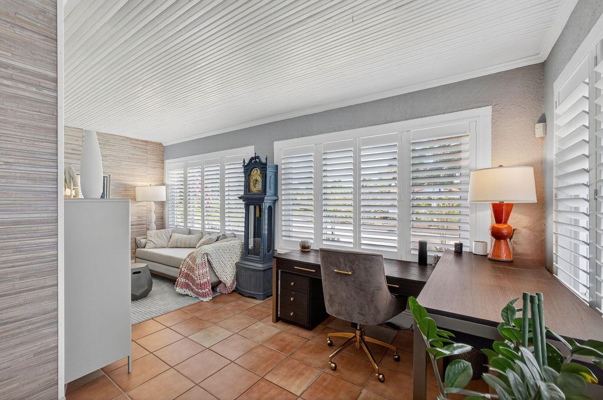 Home Office, Interior