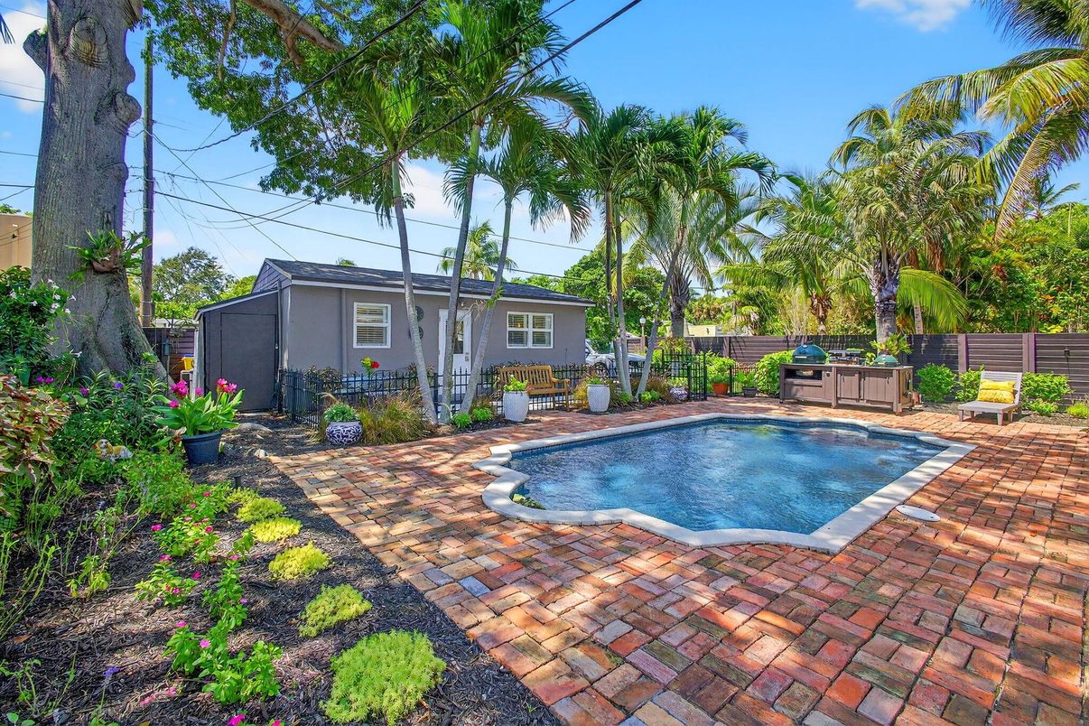 Exterior, Pool