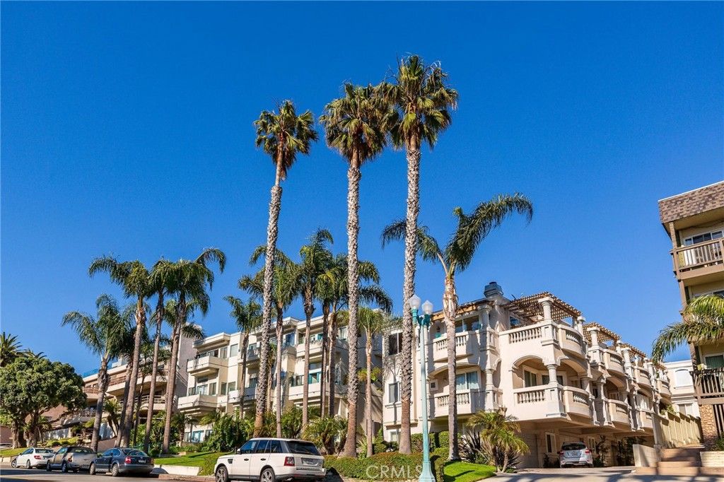 Exterior, Facade, Condo Building