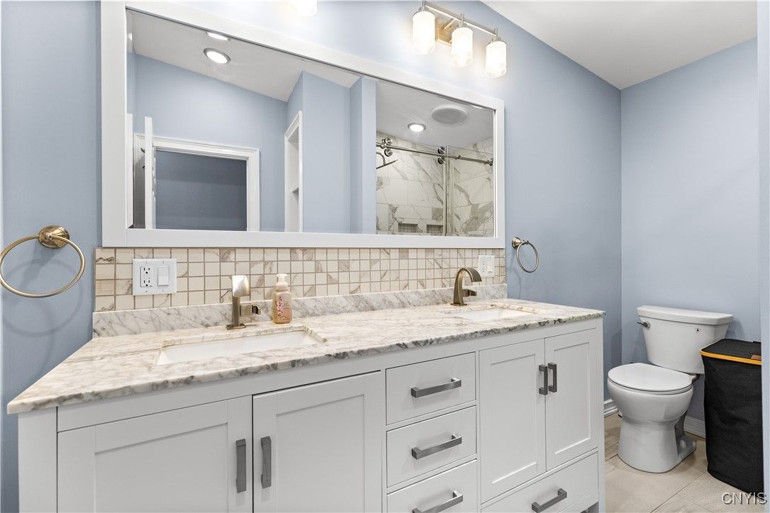 Bathroom, Dual Sink Vanities, Interior, Recessed Lighting