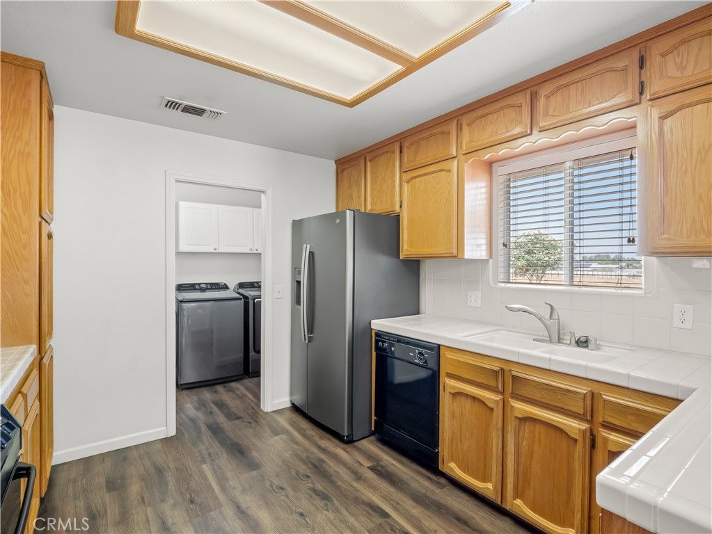 Interior, Kitchen, Tile Countertops, Washer, Wood Texture Flooring