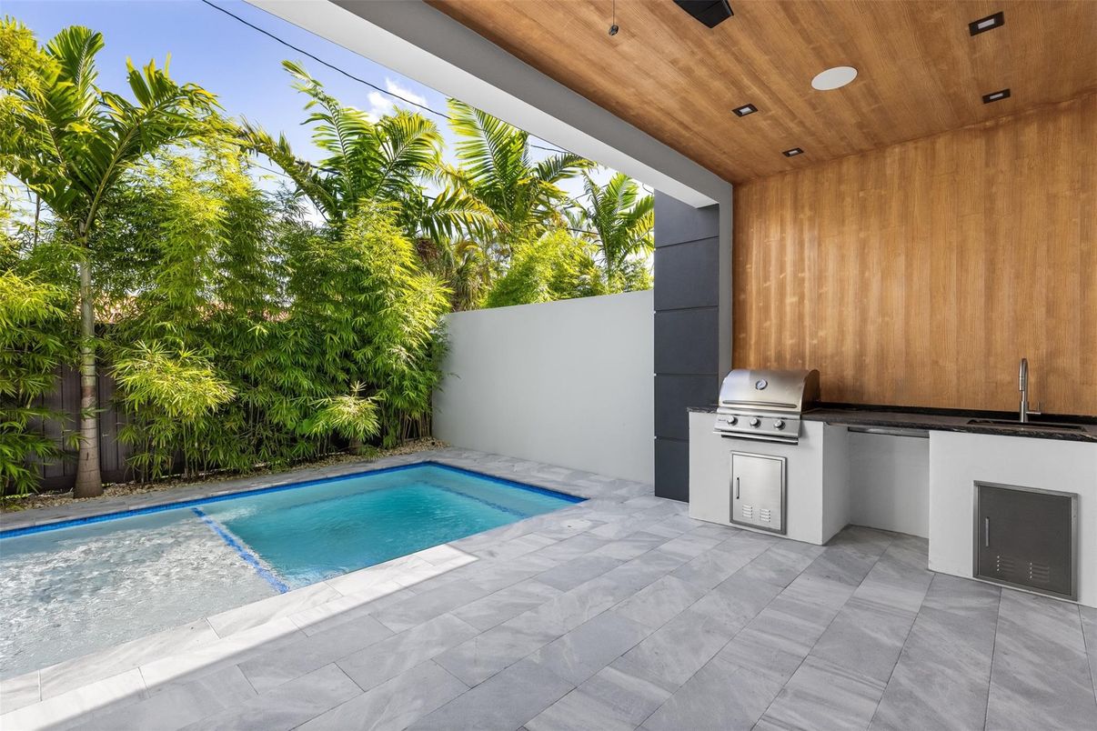 Exterior, Pool