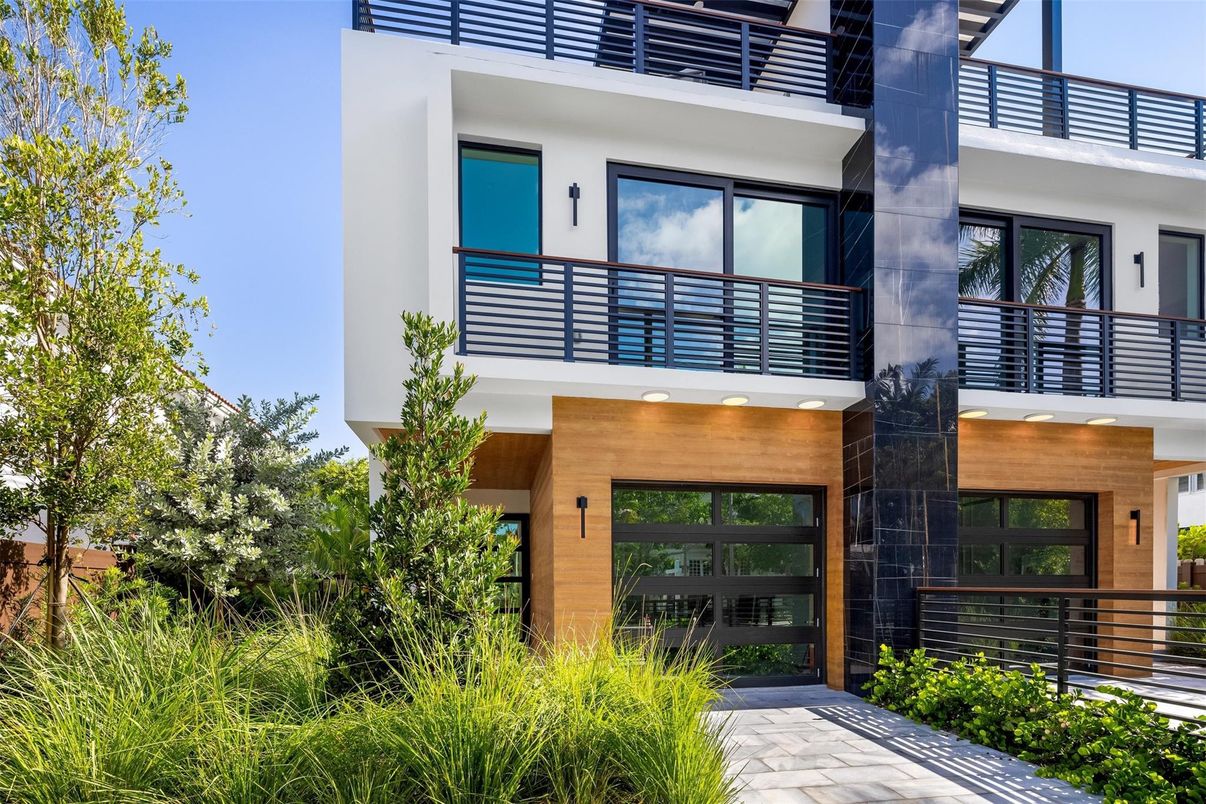 Exterior, Facade, Modern