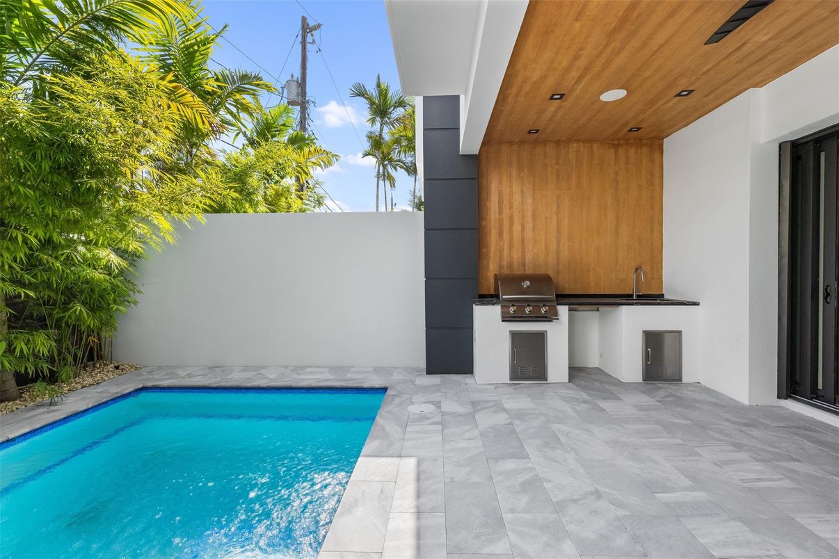 Exterior, Pool