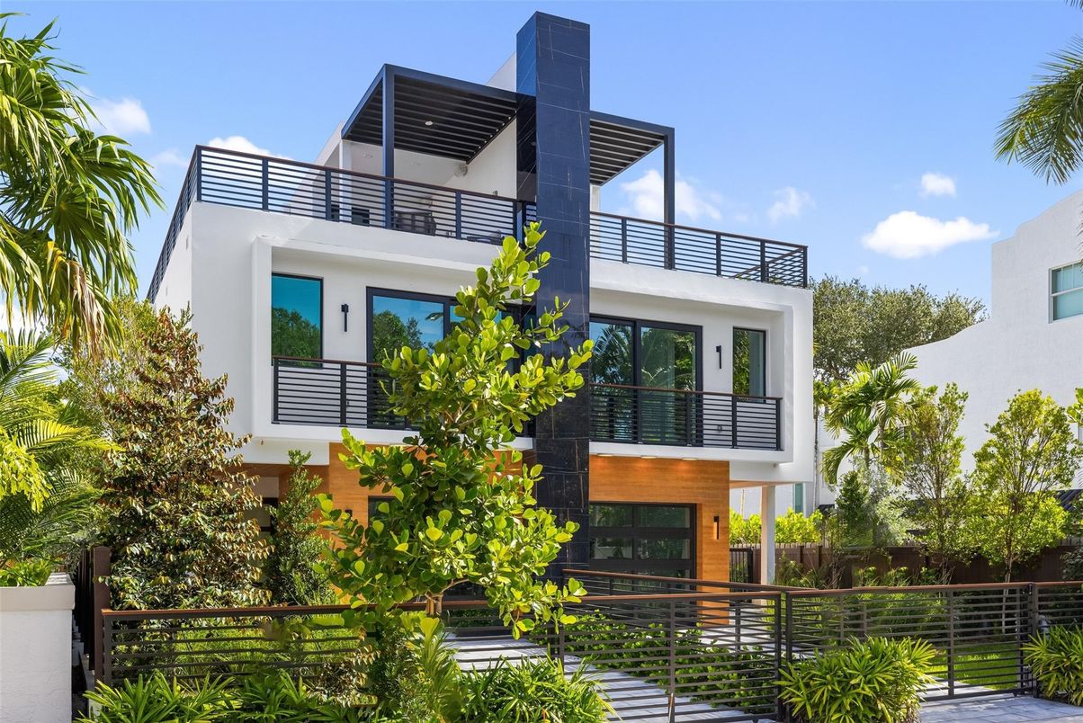 Exterior, Facade, Modern