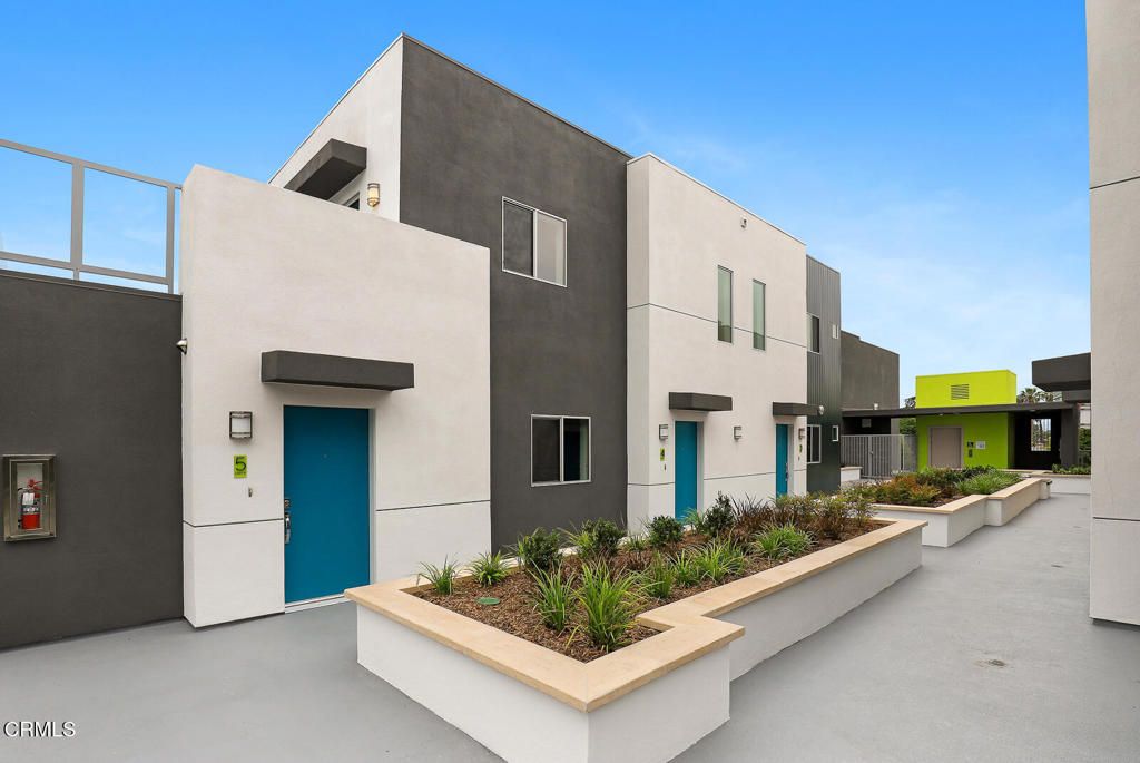 Exterior, Facade, Modern