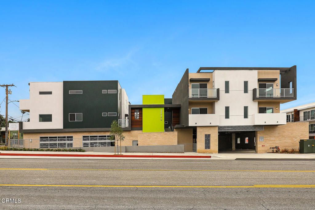 Exterior, Facade, Modern