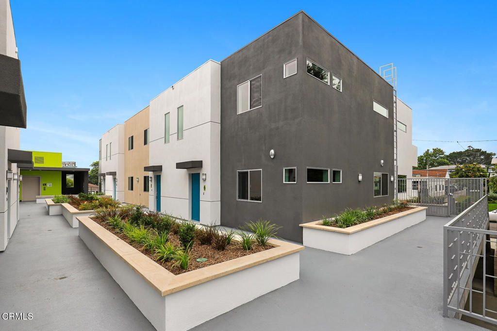 Exterior, Facade, Modern