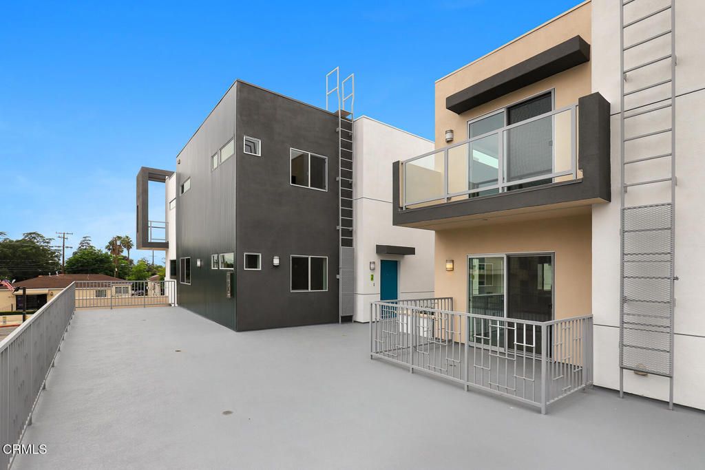 Exterior, Facade, Modern