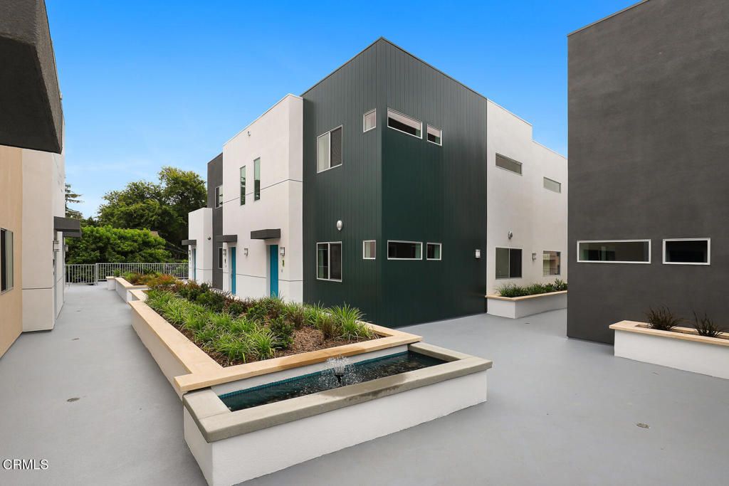 Exterior, Facade, Pool, Modern