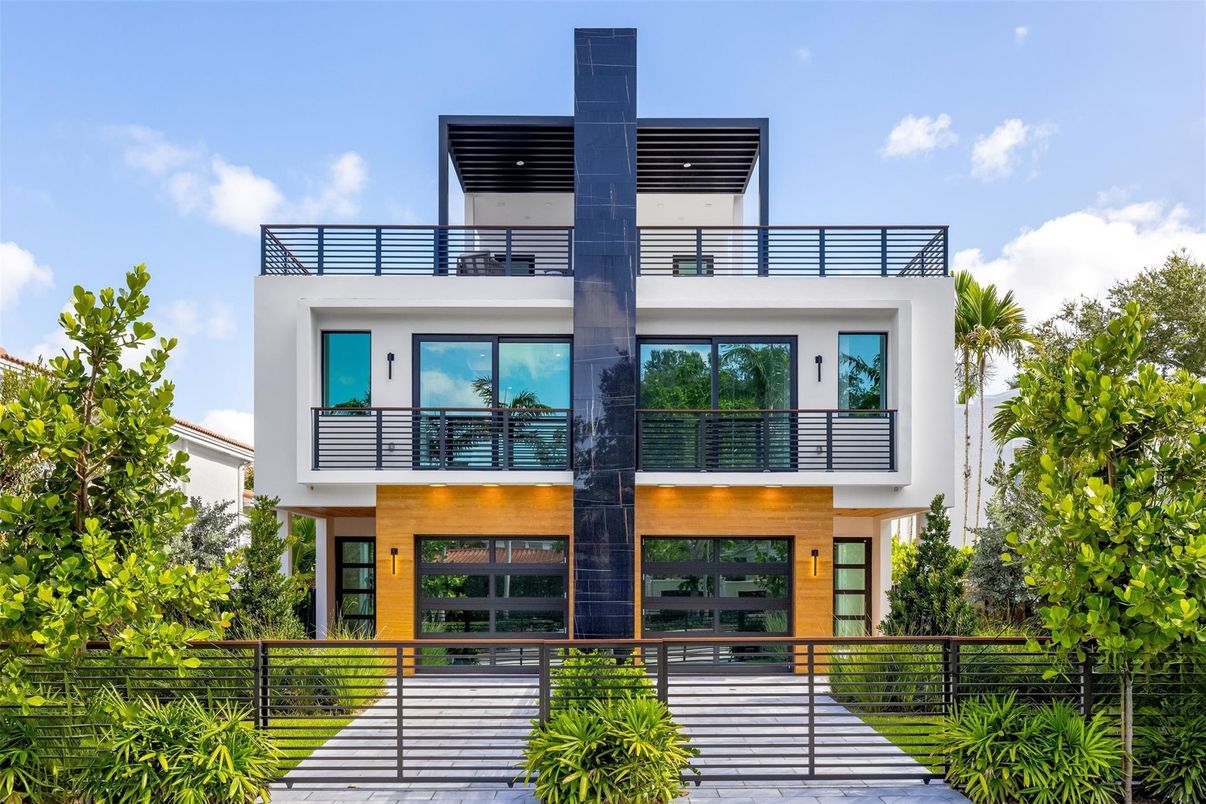 Exterior, Facade, Modern