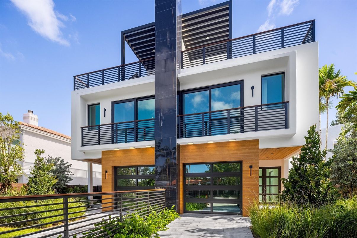Exterior, Facade, Modern