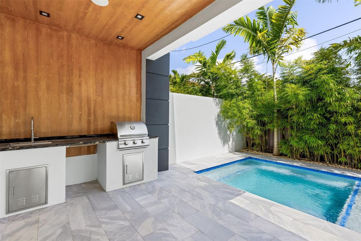 Exterior, Pool