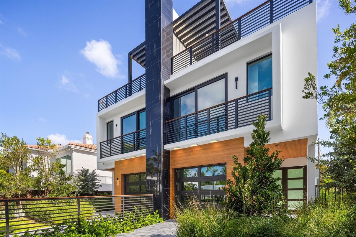 Exterior, Facade, Modern