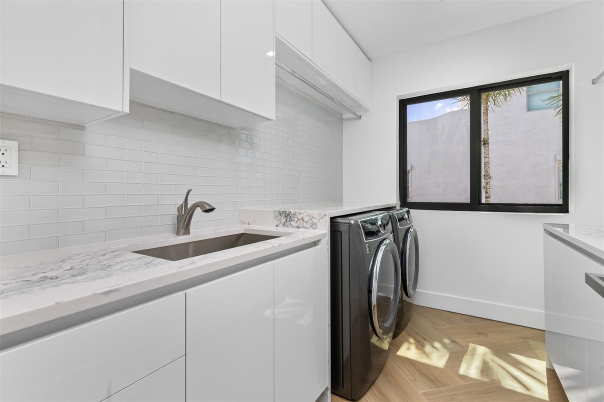 Interior, Washer, Wood Texture Flooring