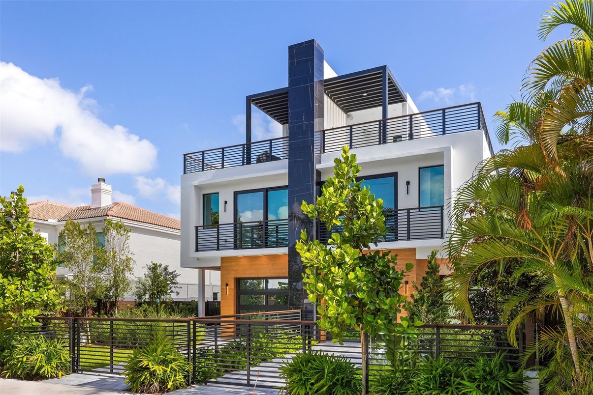 Exterior, Facade, Modern
