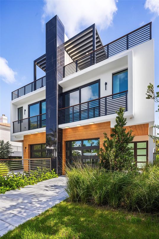 Exterior, Facade, Modern