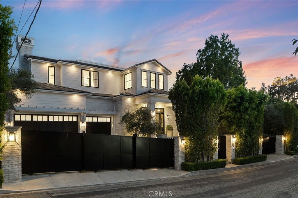 Attached, Exterior, Facade, Modern