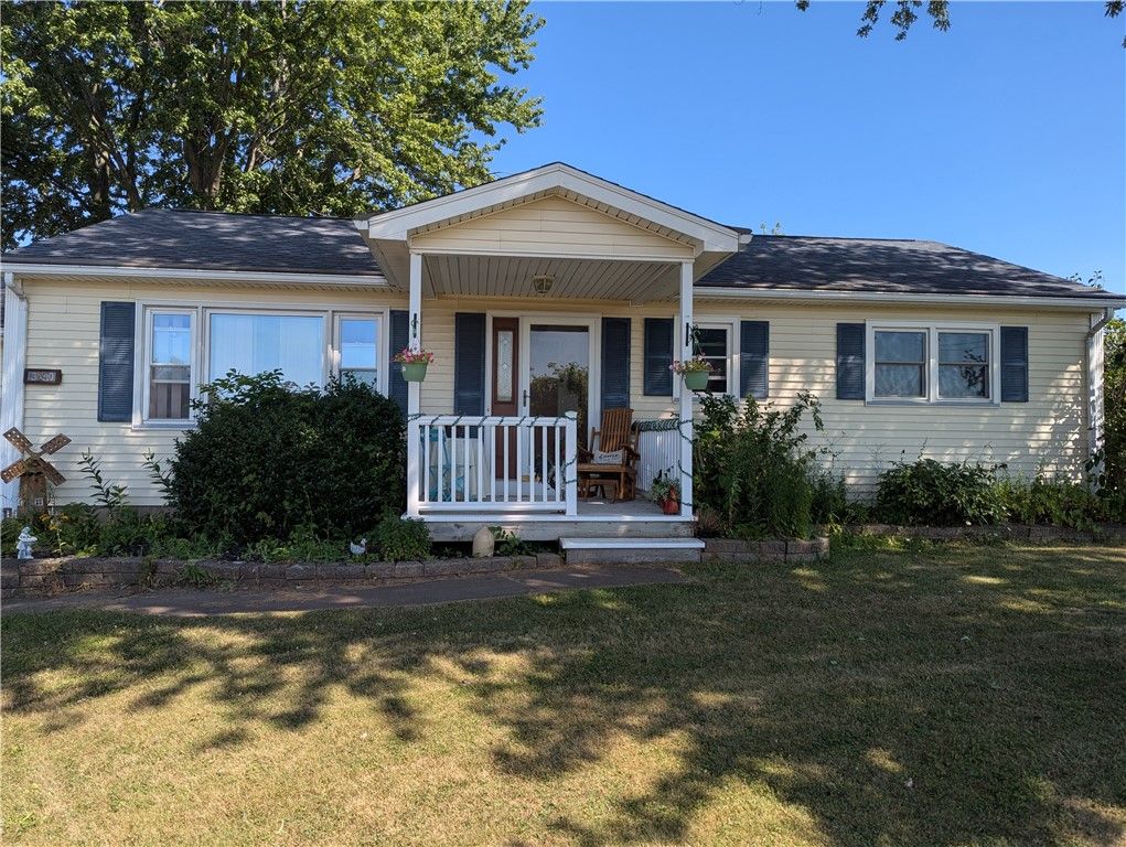 Exterior, Facade, Ranch