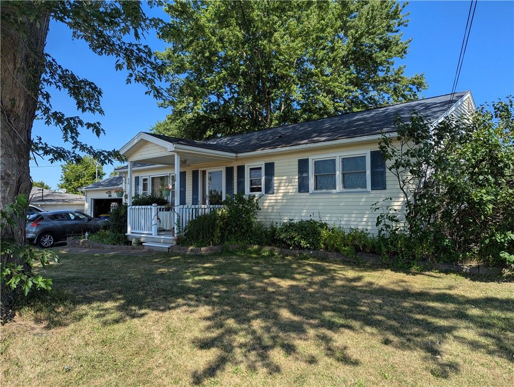 Attached, Exterior, Facade, Cape Cod