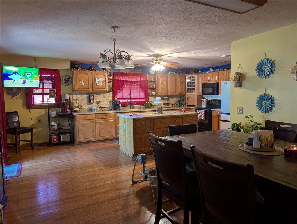Chandelier, Dining room, Interior, Kitchen, Wood Texture Flooring