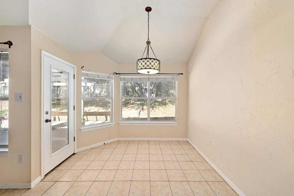 Empty room, Interior, Pendant Lights