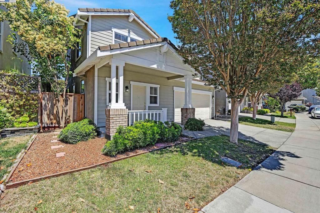 Attached, Exterior, Facade, American Craftsman