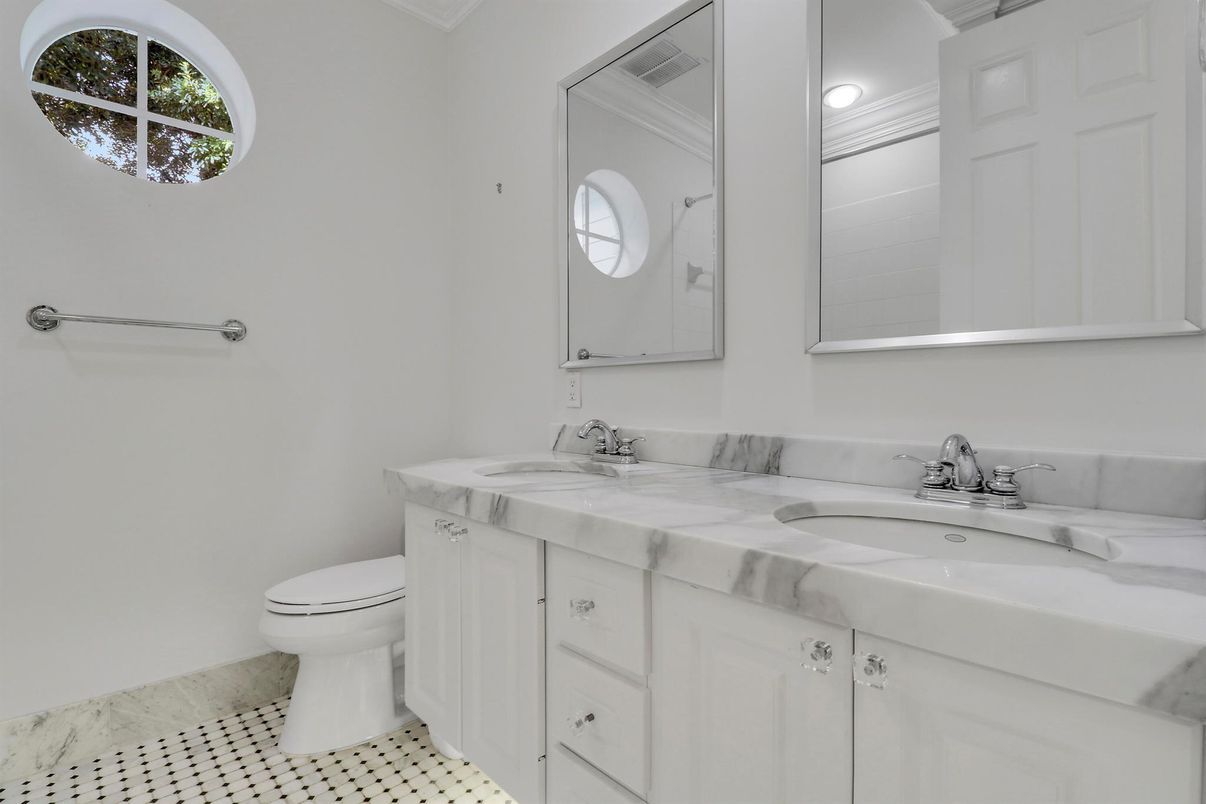 Bathroom, Dual Sink Vanities, Interior, Recessed Lighting