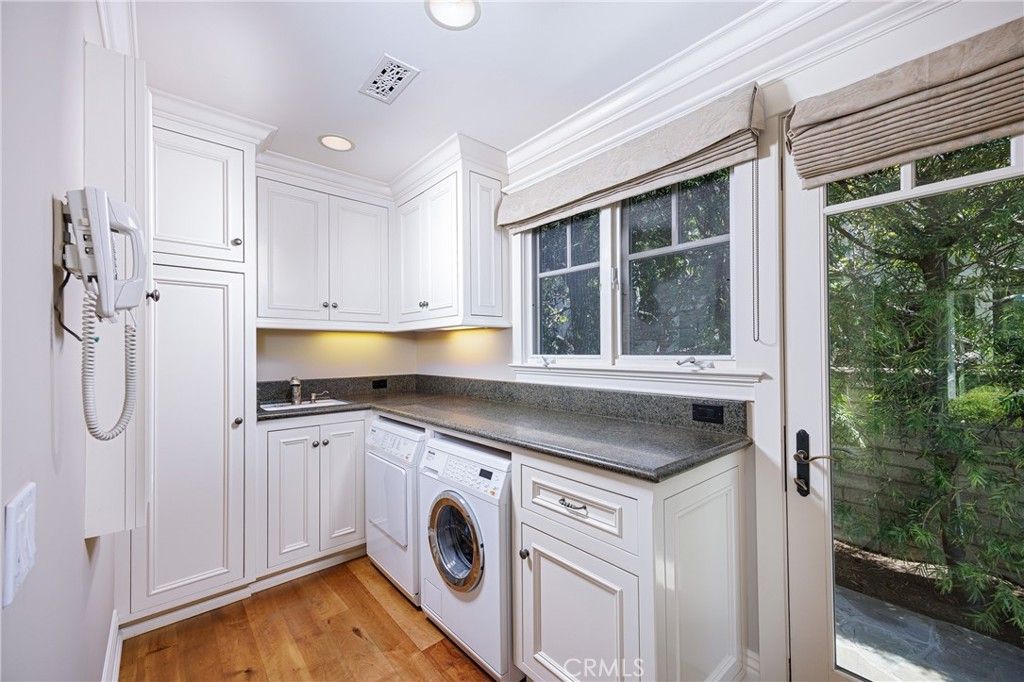 Interior, Recessed Lighting, Washer, Wood Texture Flooring