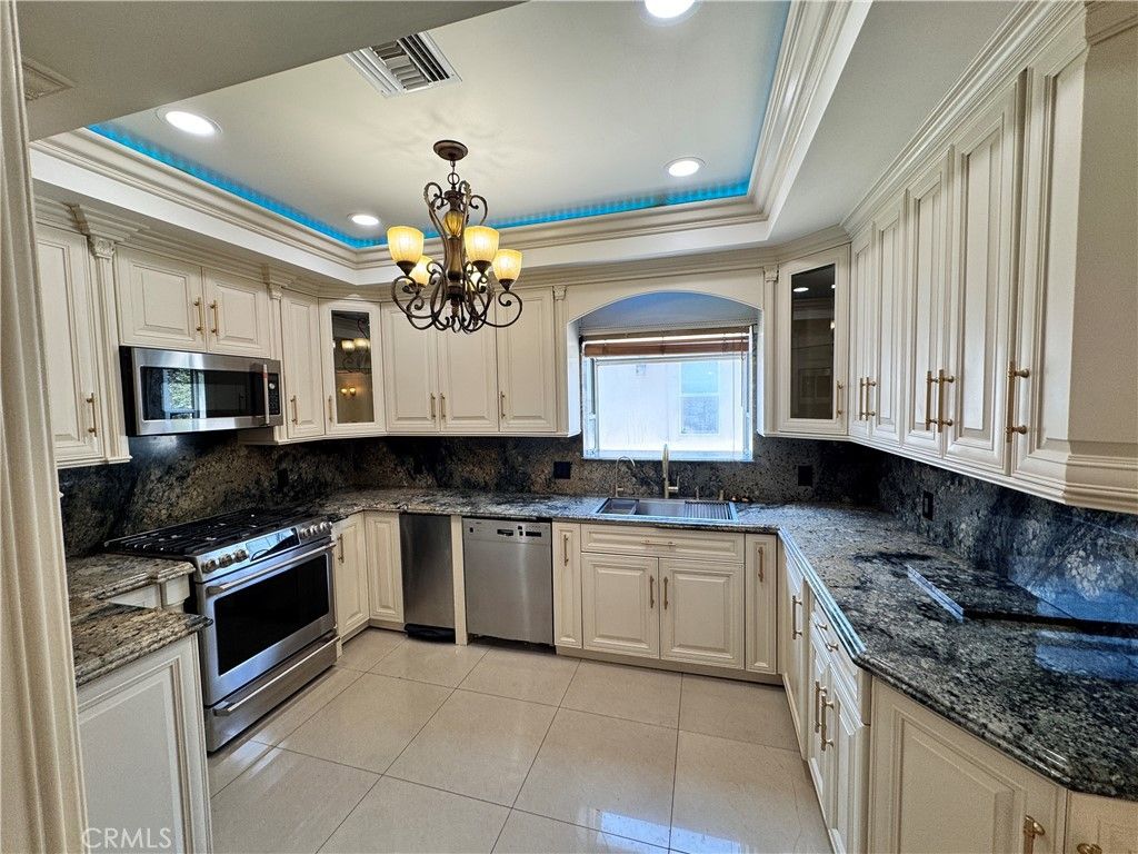 Chandelier, Interior, Kitchen, Recessed Lighting, Stainless Steel Appliances