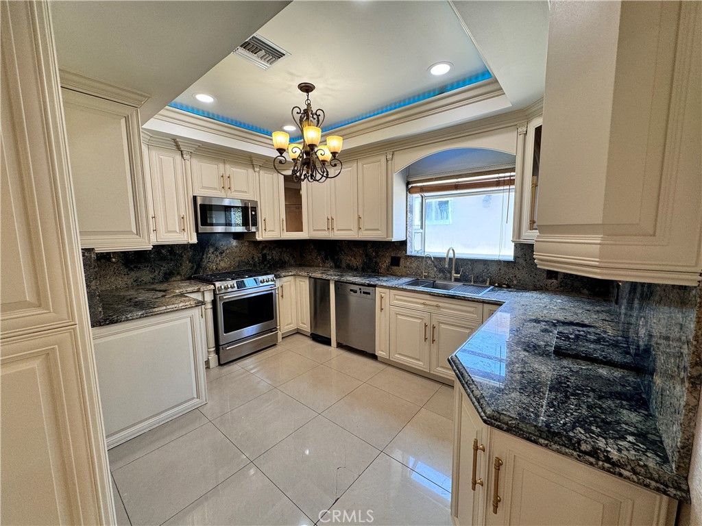 Chandelier, Interior, Kitchen, Recessed Lighting, Stainless Steel Appliances