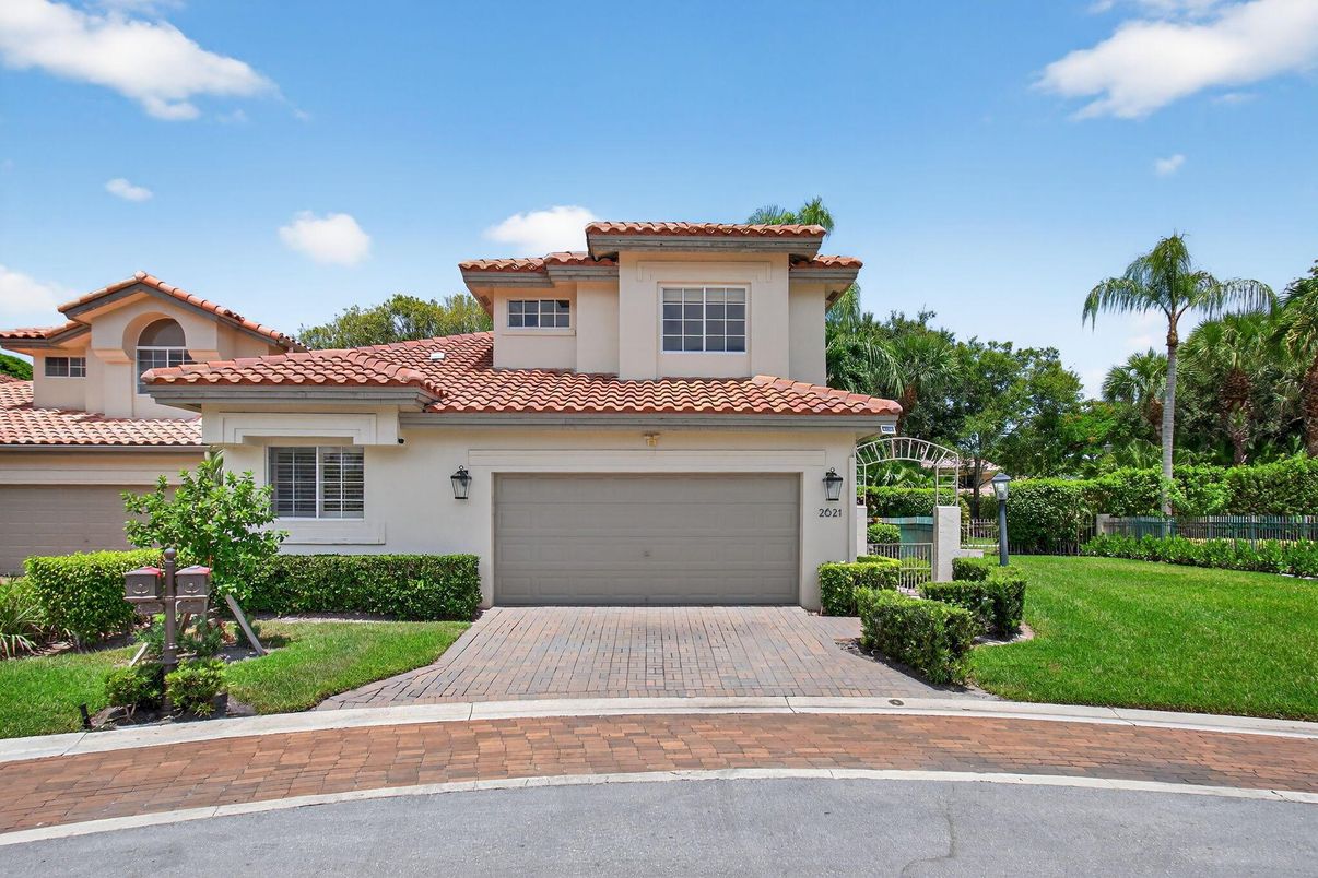 Attached, Exterior, Facade, Mediterranean