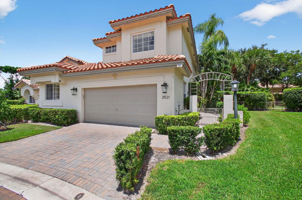 Attached, Exterior, Facade, Mediterranean