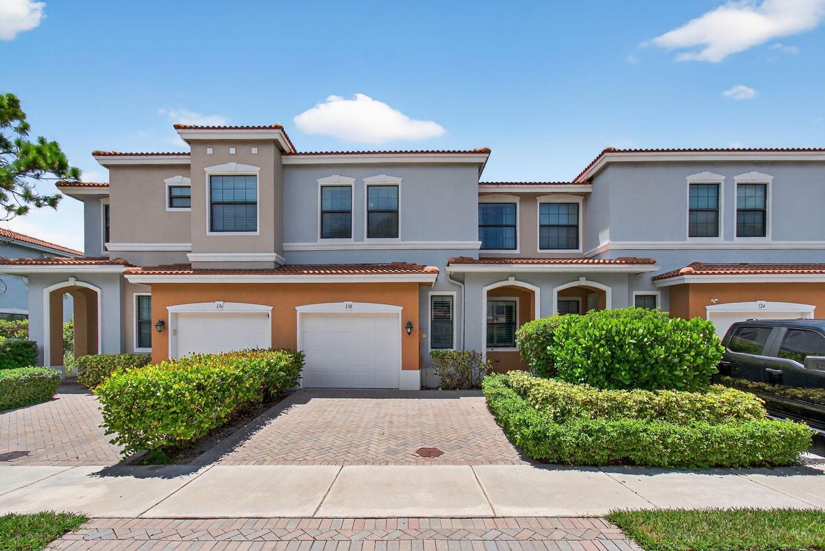 Attached, Exterior, Facade, Mediterranean