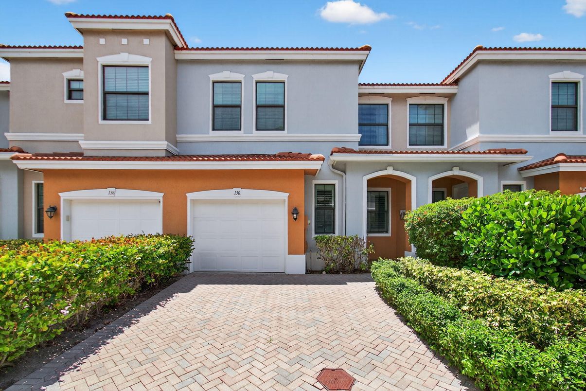 Attached, Exterior, Facade, Mediterranean