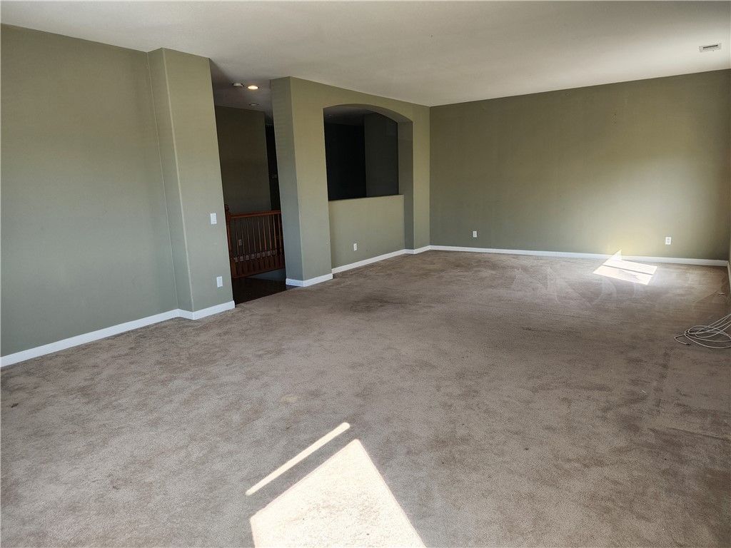 Empty room, Interior