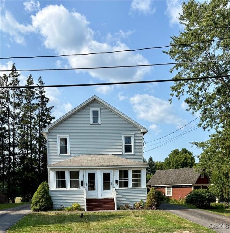 Exterior, Facade, Split Level