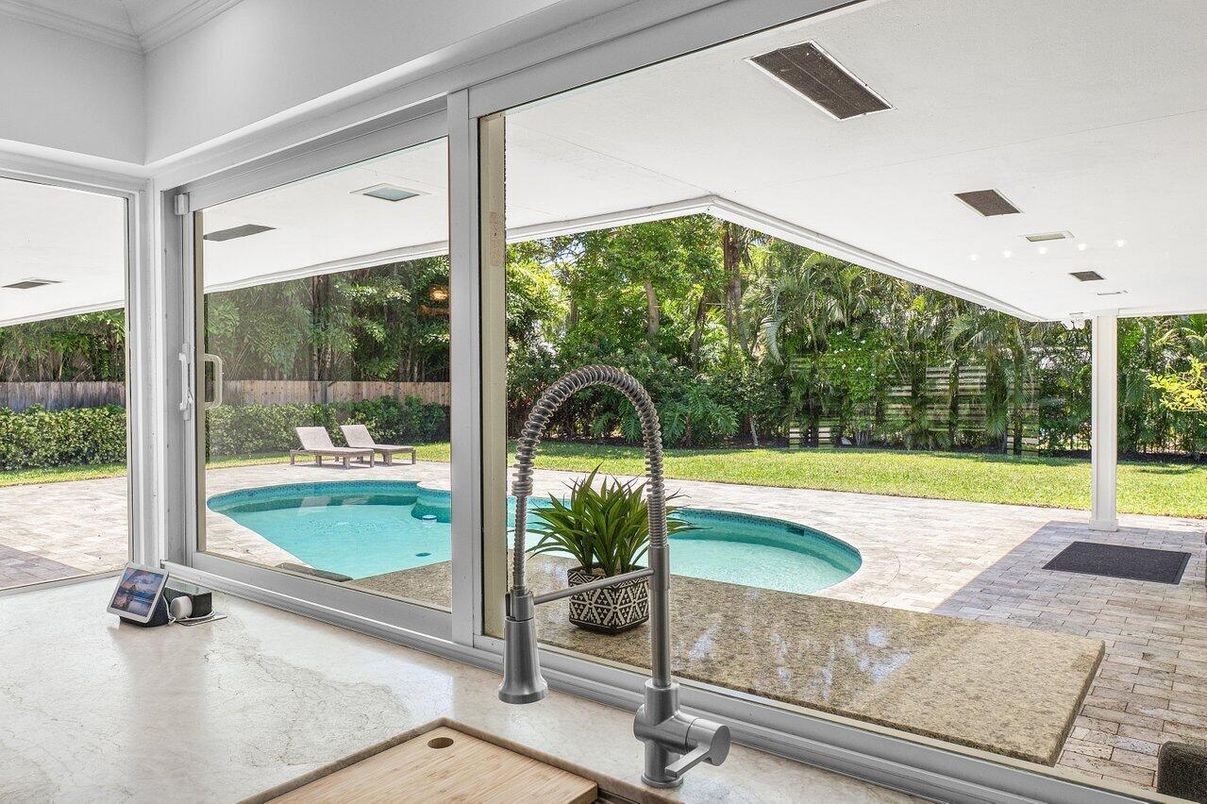 Interior, Pool, Sun Room