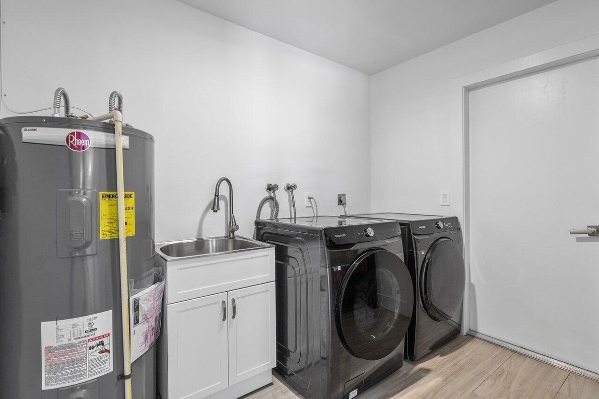 Interior, Washer, Wood Texture Flooring