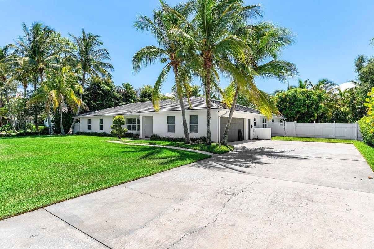 Backyard, Exterior, Facade, Ranch